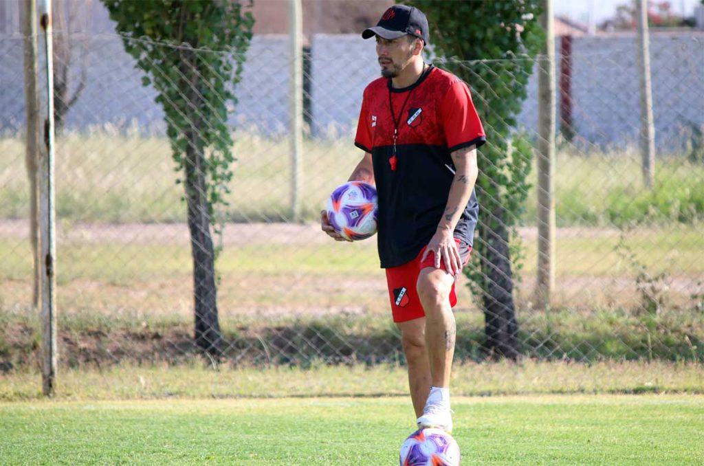 Rubens Sambueza se mantiene en las canchas de forma profesional
