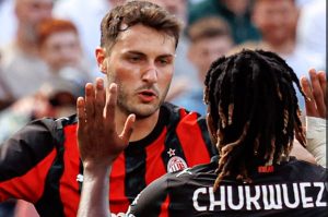 Santiago Giménez anotó en su regreso al Milan ante el Leeds United