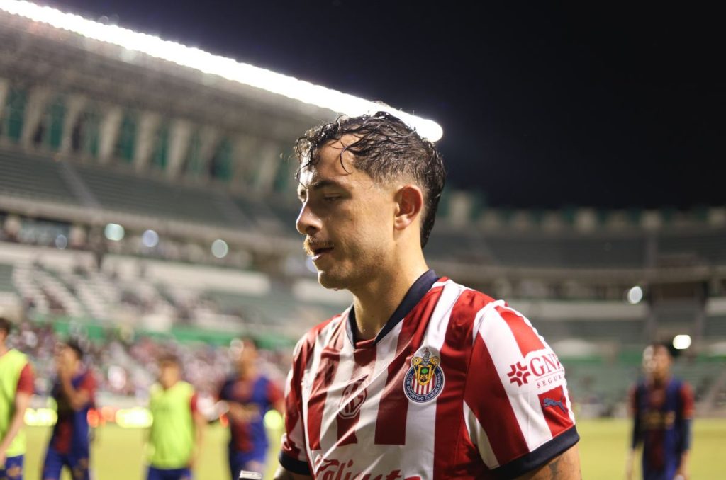 Alan Mozo se rompe y dice adiós al Apertura 2025 con Chivas