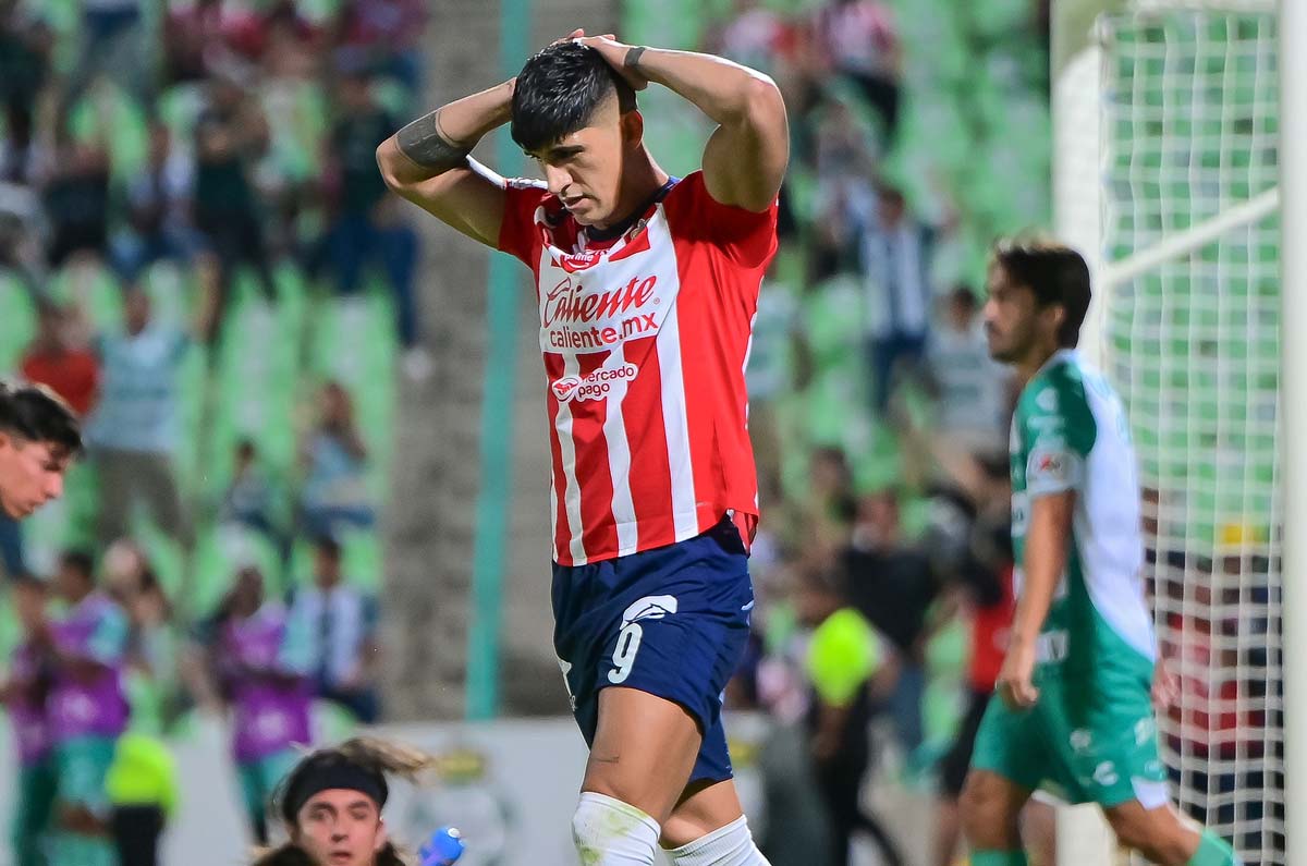 Alan Pulido ya busca equipo, se va de Chivas