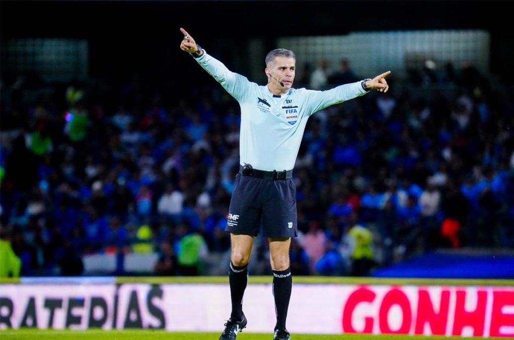 Fernando Curro Hernández durante un partido de la Liga MX
