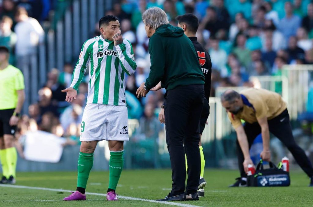 Chimy Ávila, del Betis podría llegar a Pumas