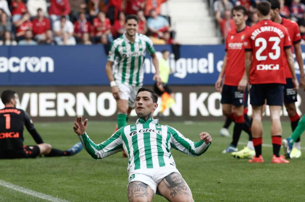 Chimy Ávila prefirió quedarse en el Betis y rechazó a Pumas