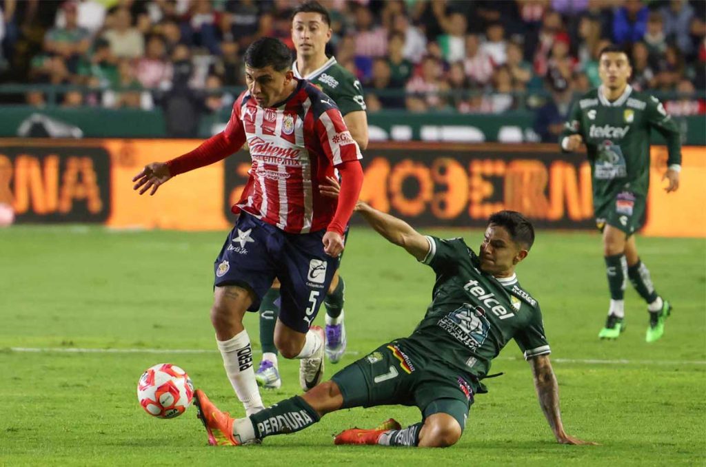 Chivas se enfrenta a León en un partido amistoso