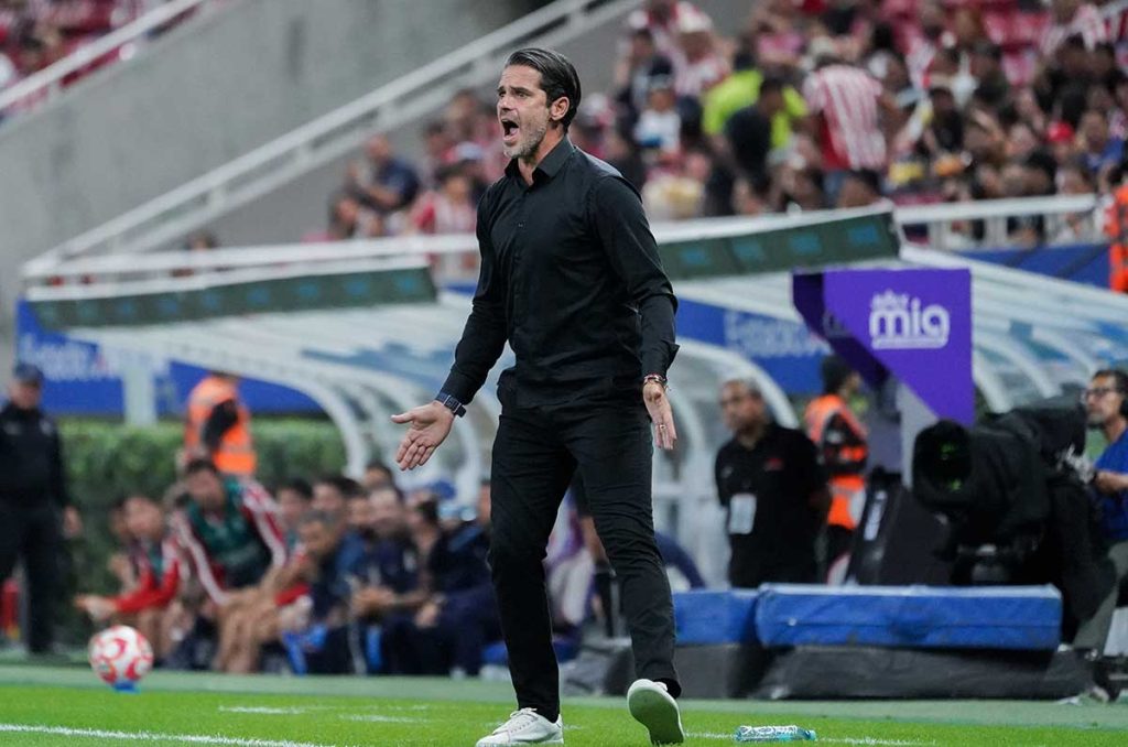 Fernando Gago en su regreso al Estadio Akron