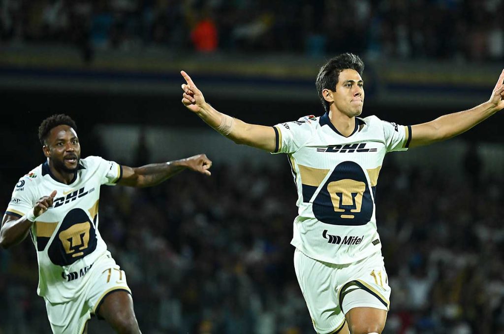 Con Pumas, José Juan Macías ya ha mejorado su marca de Santos Laguna