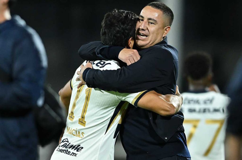 Efraín Juárez en su festejo con José Juan Macías