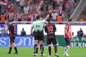 Con un expulsado, Chivas queda anulado ante el Toluca de Mohamed