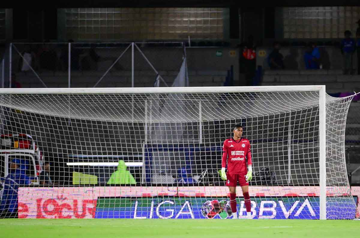 Cruz Azul toma decisión tras errores de Kevin Mier
