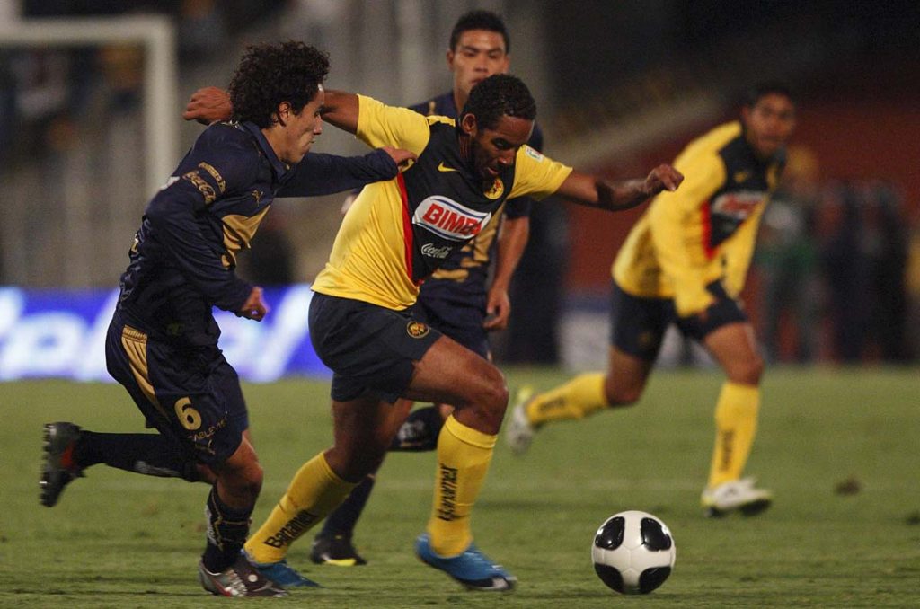 Efraín Juárez en un Pumas vs América como futbolista