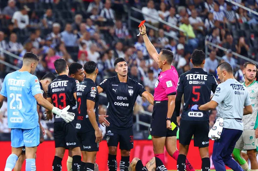 Lozano fue expulsado en el partido ante Rayados de Monterrey