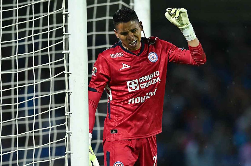 En el Cruz Azul vs Querétaro; Kevin Mier complica su relación con la afición