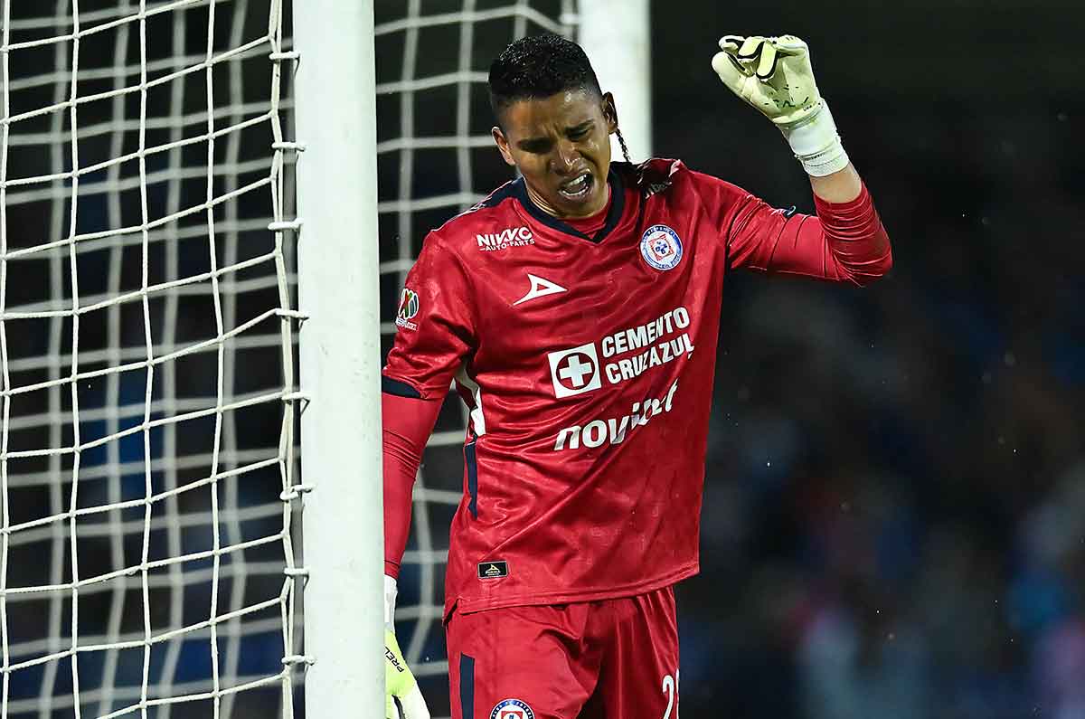 En el Cruz Azul vs Querétaro; Kevin Mier complica su relación con la afición
