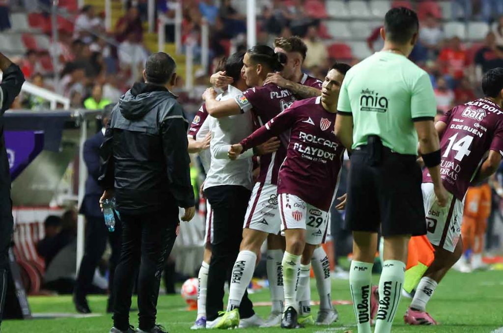 Sus jugadores aún respaldan a Fernando Gago en Necaxa