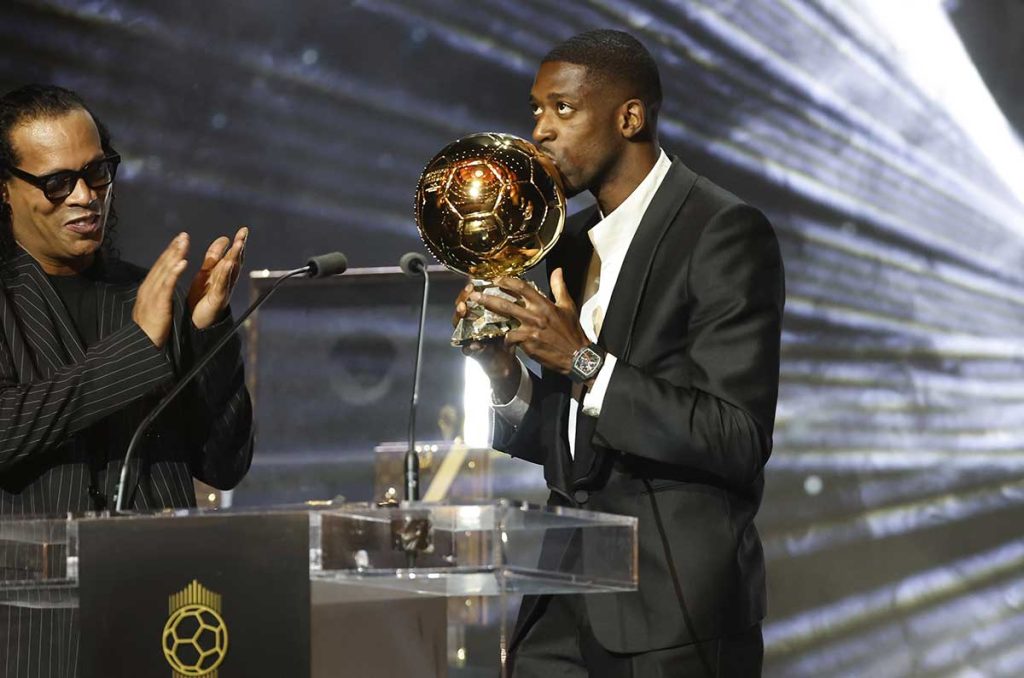 Ronaldinho fue el encargado de entregar el premio 