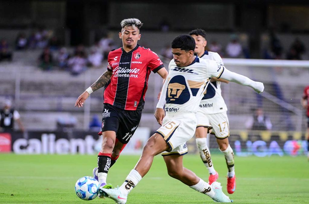 Ángel Azuaje en el duelo contra Atlas