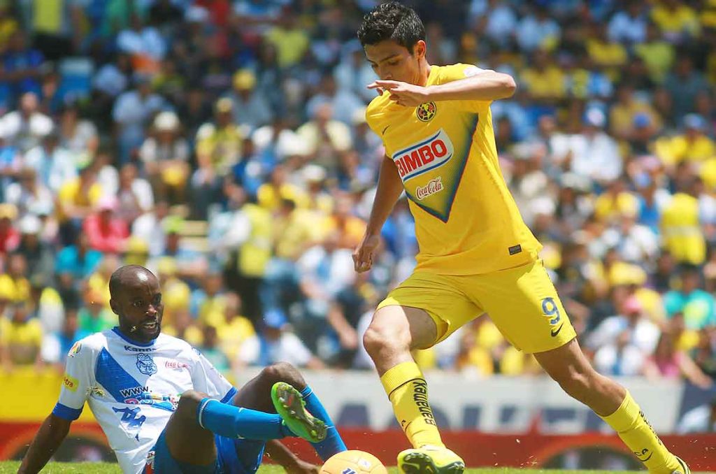 Raúl Jiménez en uno de sus duelos con América