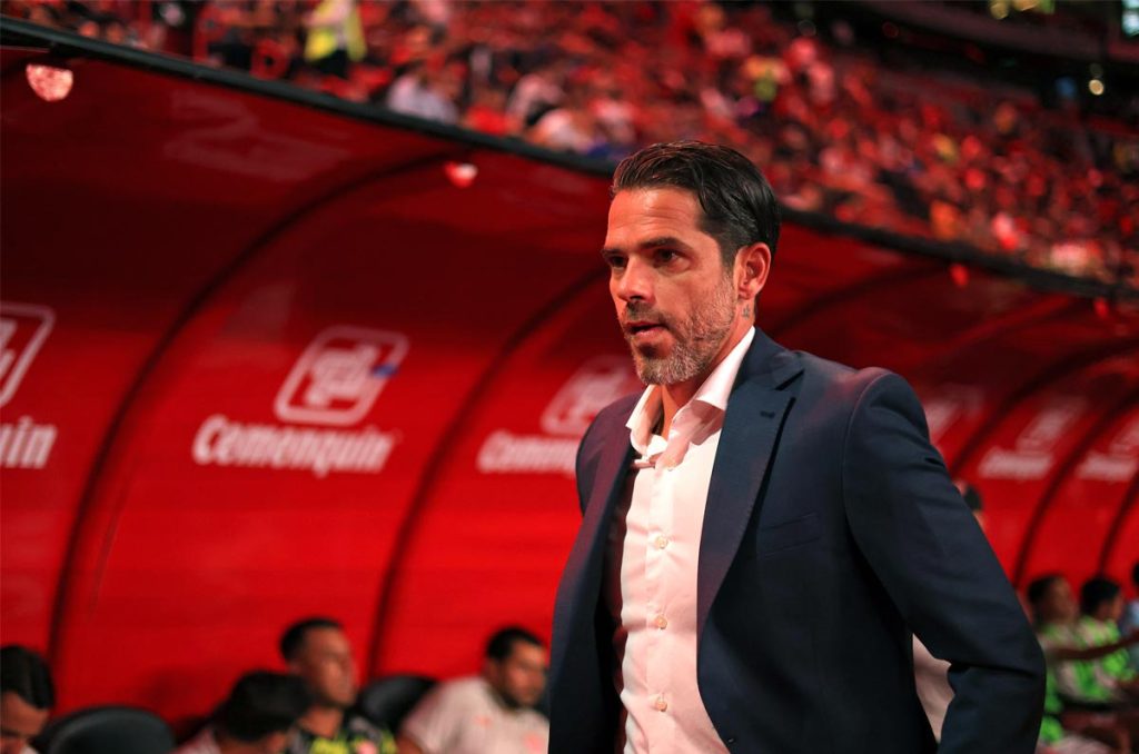 Fernando Gago podría irse de Necaxa y su lugar sería tomado por Vicente Sánchez