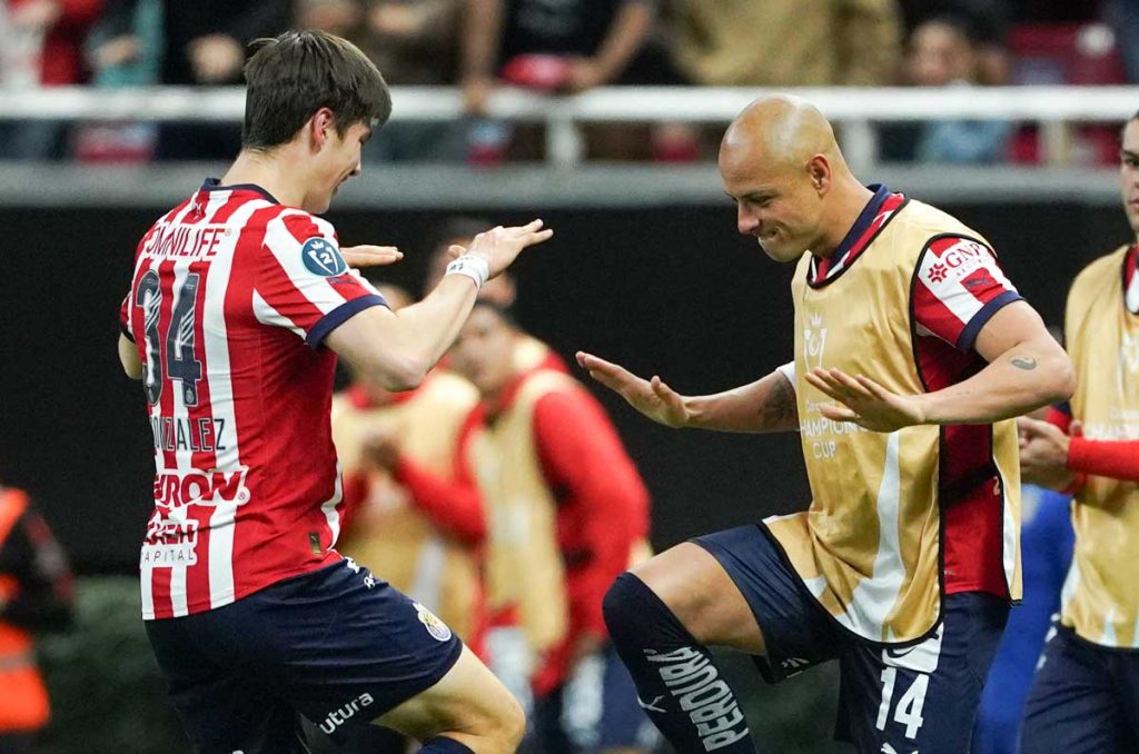 Hormiga González y Chicharito, dos delanteros canteranos y goleadores de Chivas