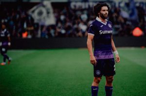 Chino Huerta se estanca en Bélgica
