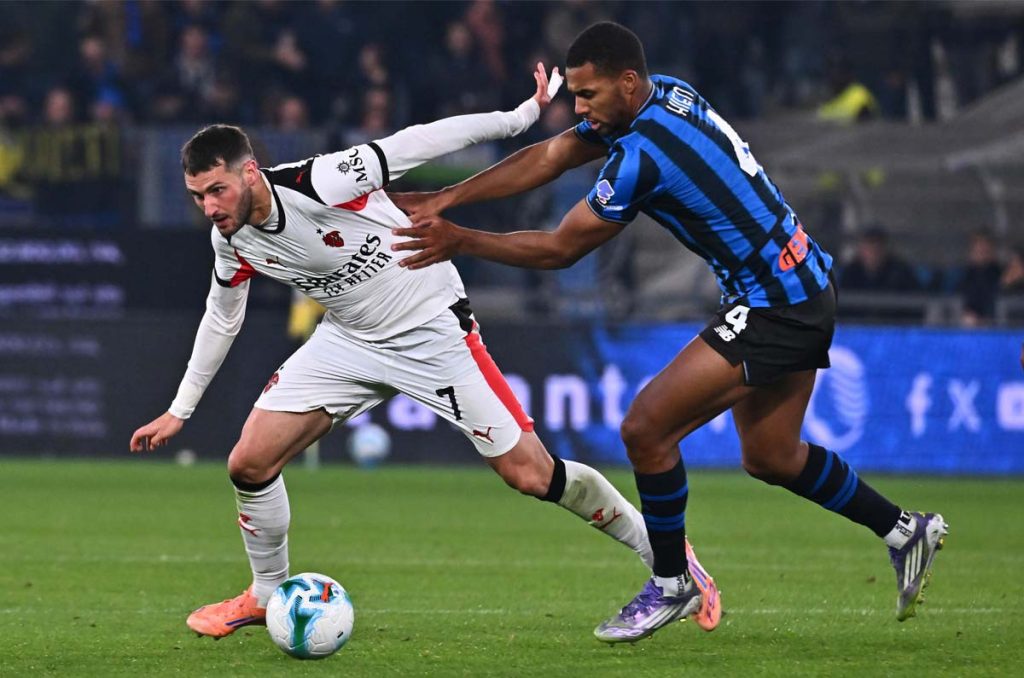 "El peor delantero en la historia del Milan"; aficionados destrozan a Santi Giménez