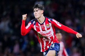 Hormiga González rompe la maldición de los delanteros en Chivas