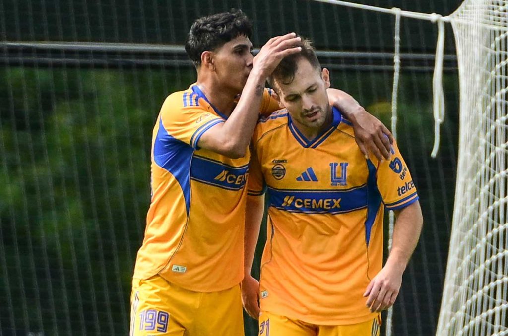 saías Betsan Galván y Eugenio Pizzuto festejando un gol con Tigres