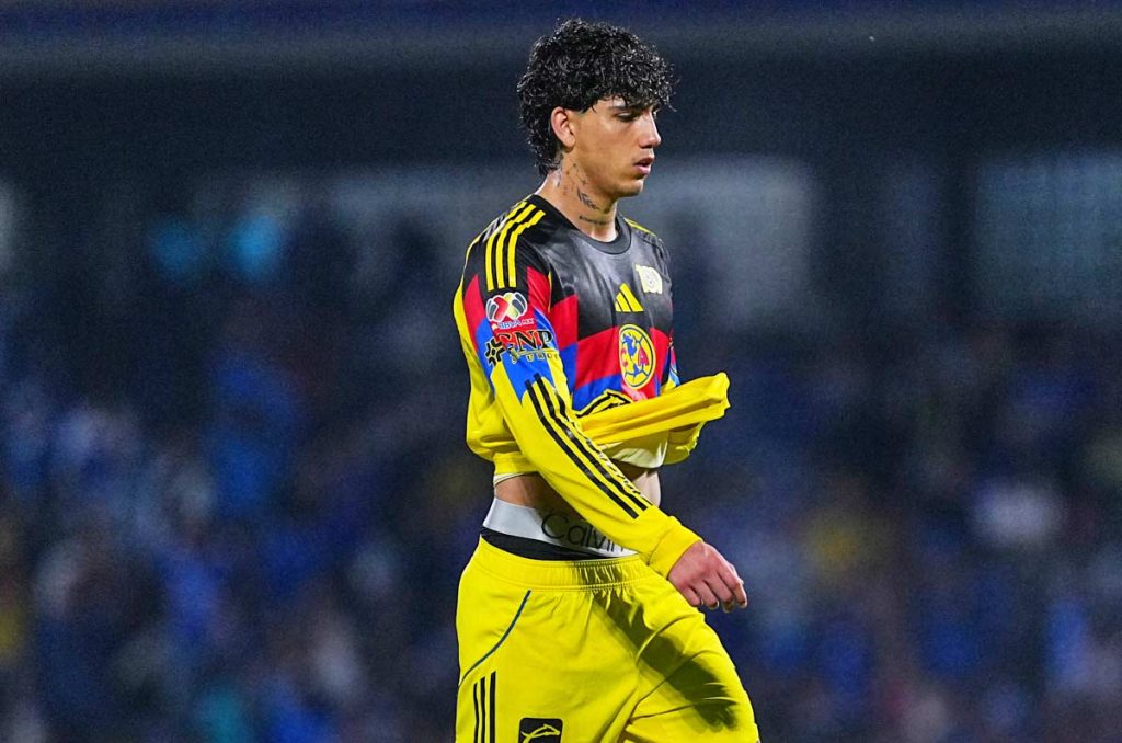 Kevin Álvarez no la está pasando bien en el América