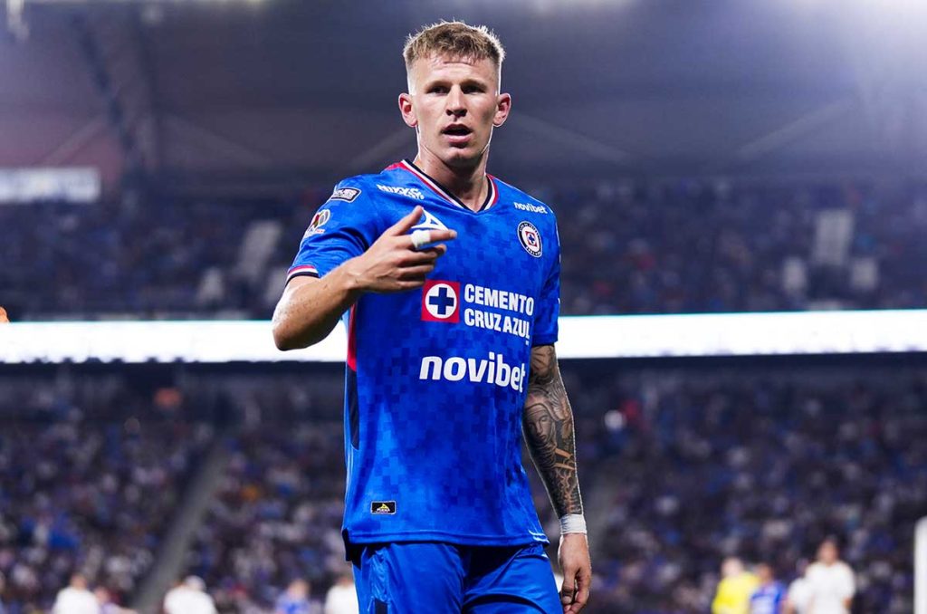 Mateusz Bogusz sería el sacrificado ante la llegada del 'Piojo' Alvarado
