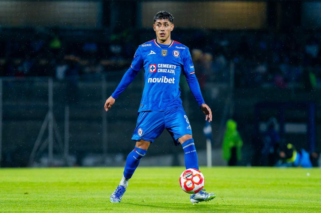 Omar Campos sigue quedando a deber en Cruz Azul