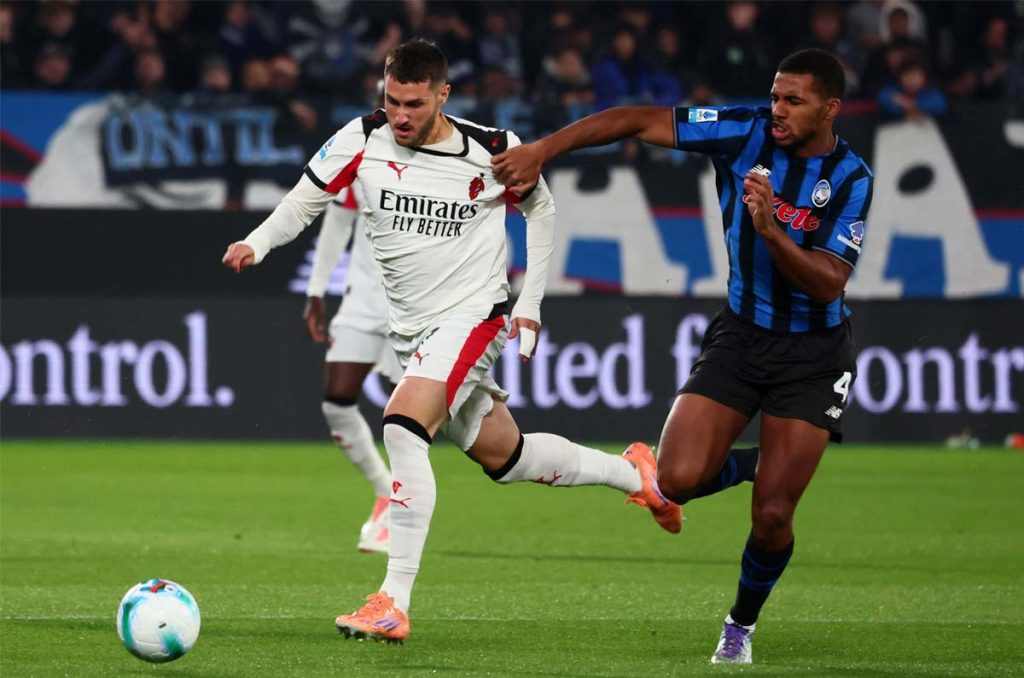 Santiago Giménez no pasa por buen momento con el AC Milan