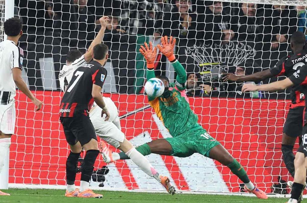 Santiago Giménez buscará anotar cuando el Milan enfrente a la Fiorentina