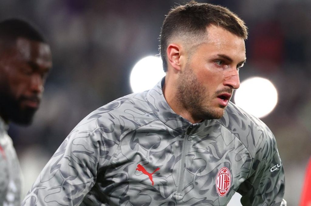 Santi Giménez podría convertirse en el cobrador oficial de penales en el AC Milan