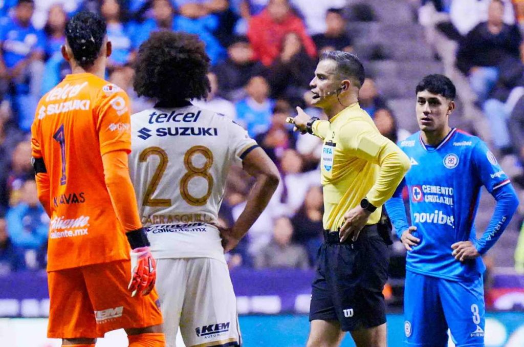 Adalberto Carrasquilla podría quedarse sin inhabilitación por la jugada con Kevin Mier