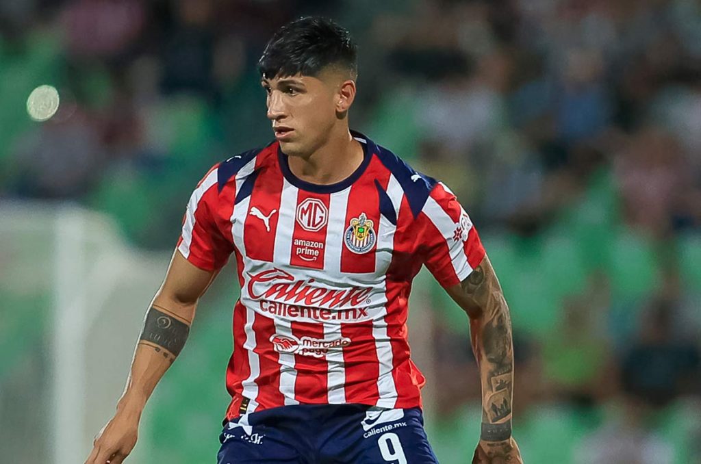 Alan Pulido tiene problemas con Chivas y podría costarle caro