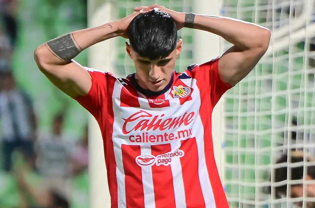 Alan Pulido sería una de las bajas de Chivas para aminorar la nómina