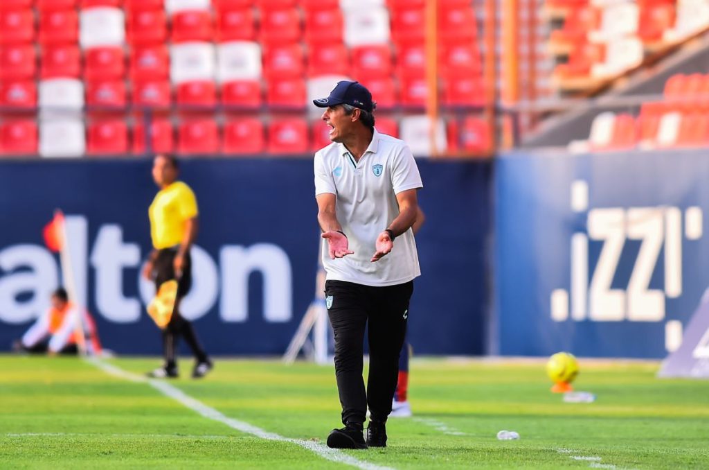 Ante la crisis, regresa Almada a Pachuca