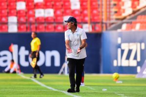 Ante la crisis, regresa Almada a Pachuca