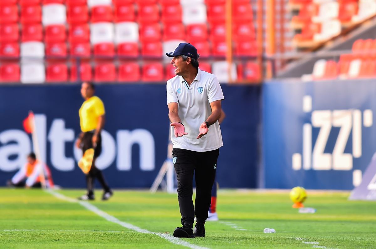 Ante la crisis, regresa Almada a Pachuca