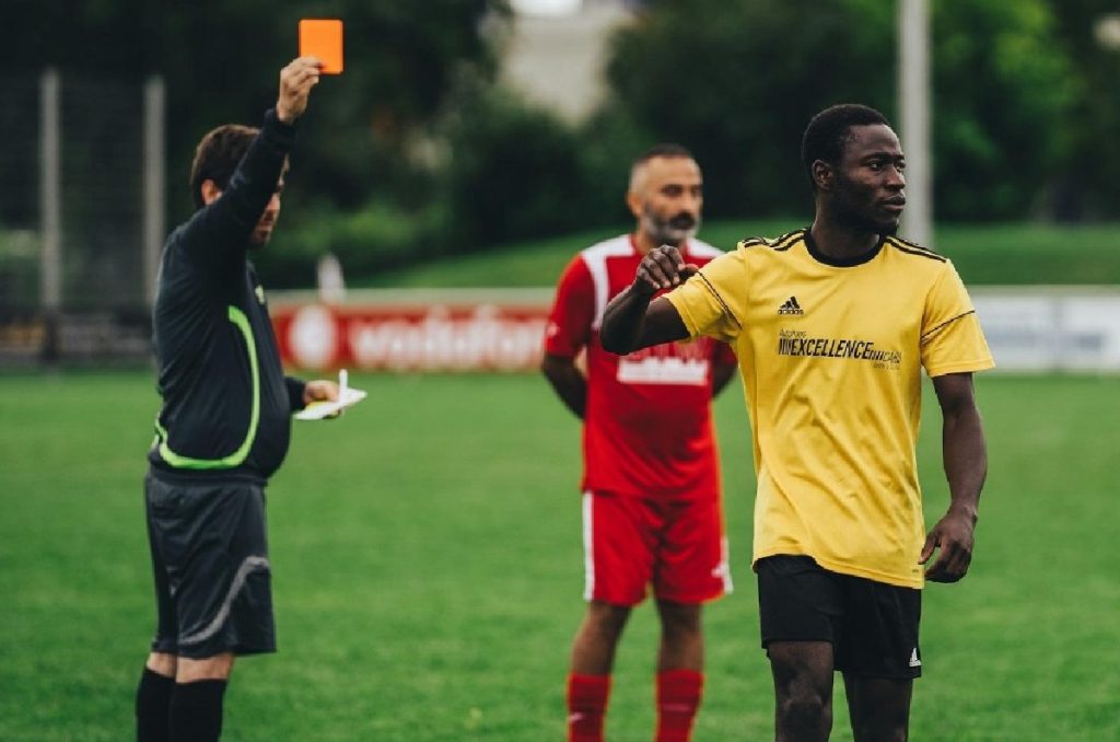 Cómo las tarjetas rojas cambian la estrategia de apuestas