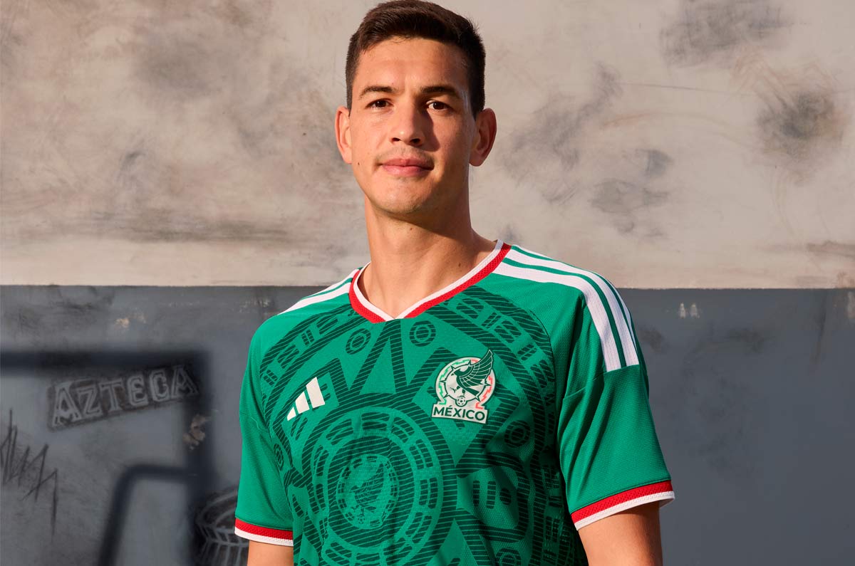 César Montes también posa con la indumentaria del cuadro Azteca