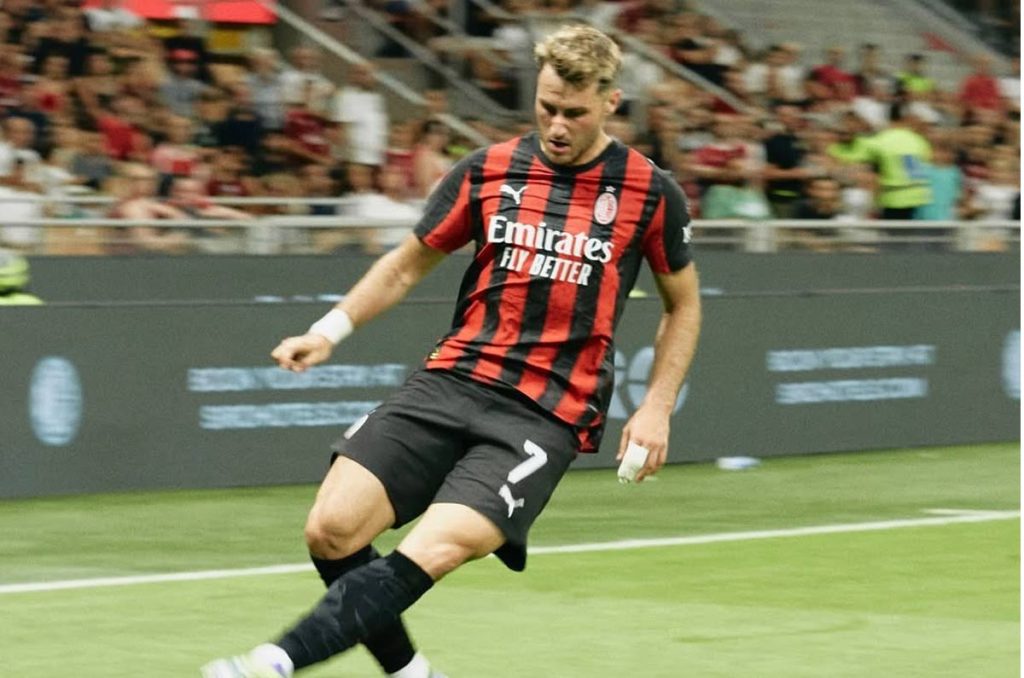 Santiago Giménez no estará en el duelo vs AS Roma