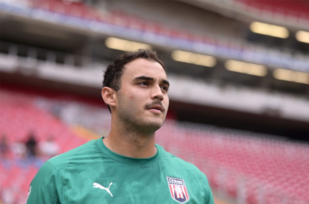 Dragón García podría salir de Chivas en busca de minutos