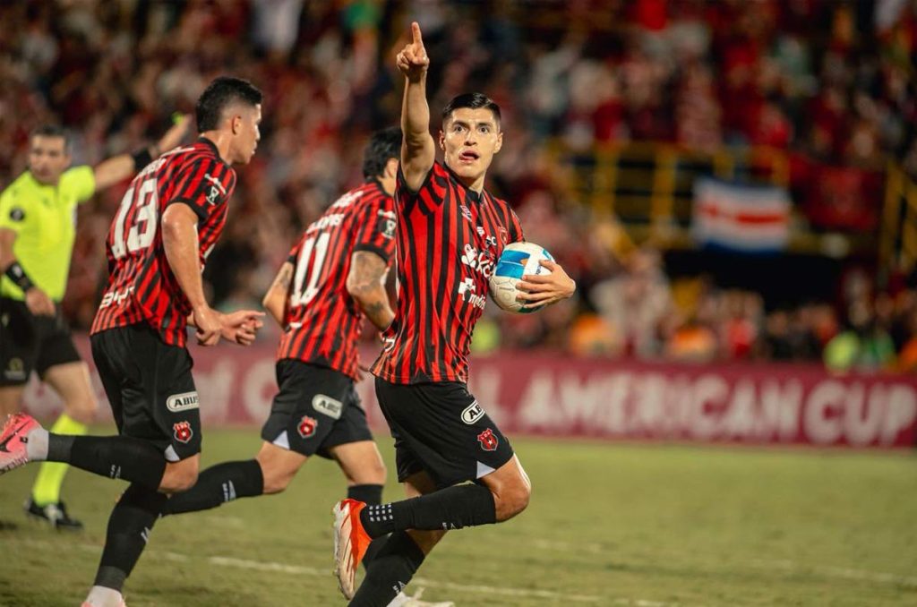 Ronaldo Cisneros, delantero mexicano del Alajuelense