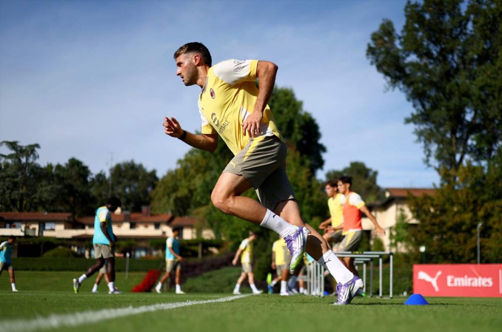 Santiago Giménez está por salir del AC Milan