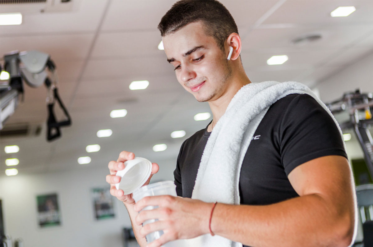 Los suplementos nutricionales juegan un papel crucial en el apoyo a los atletas para mejorar su rendimiento, recuperación y salud en general.