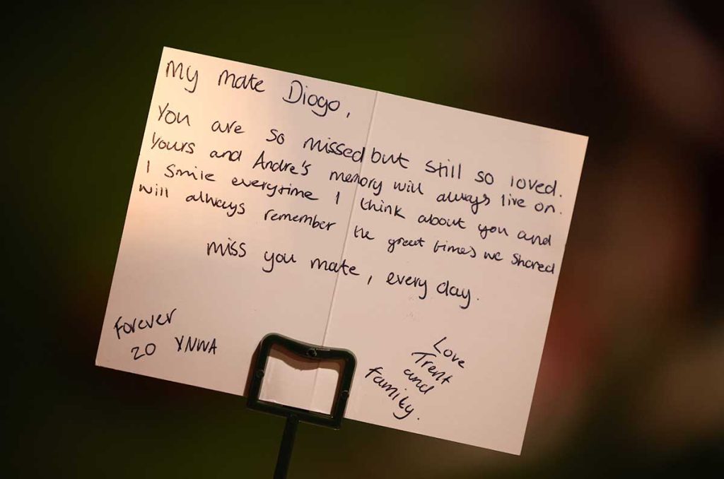 Trent Alexander-Arnold dejó una nota en memoria de Diogo Jota