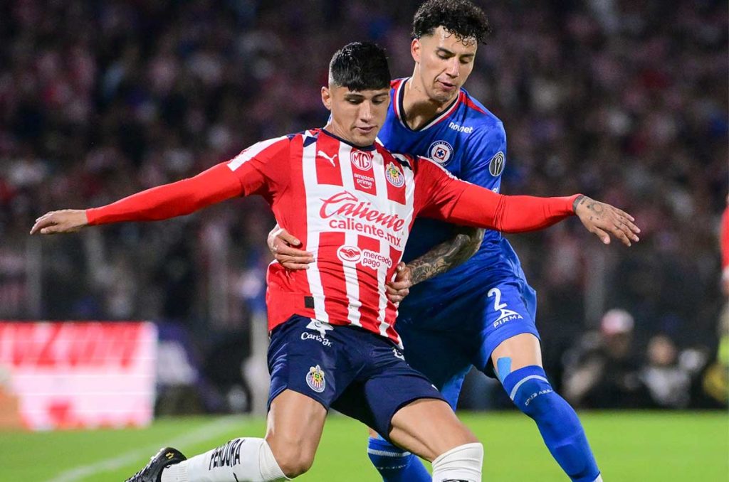 Alan Pulido tiene un salario demasiado elevado y nadie quiere hacerse cargo del mismo