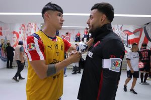 Alan Pulido y los 32 millones que complican su salida de Chivas