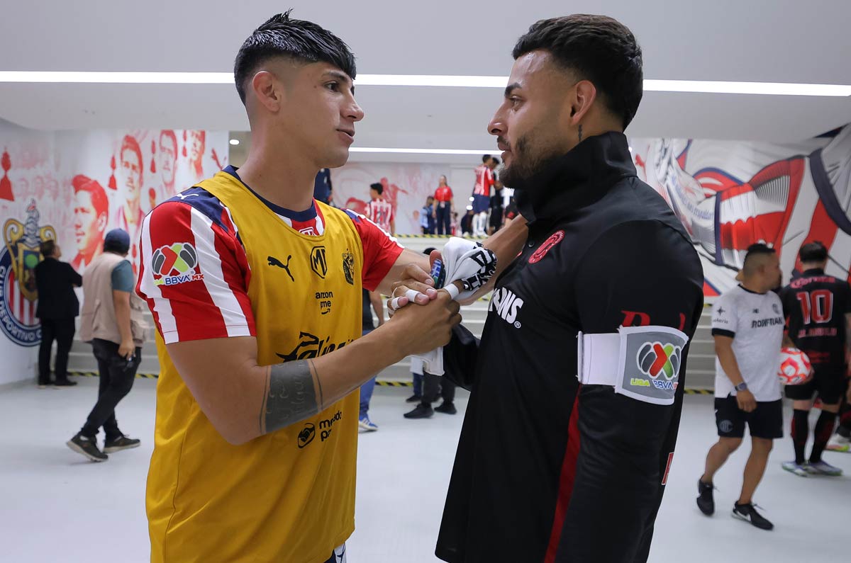 Alan Pulido y los 32 millones que complican su salida de Chivas